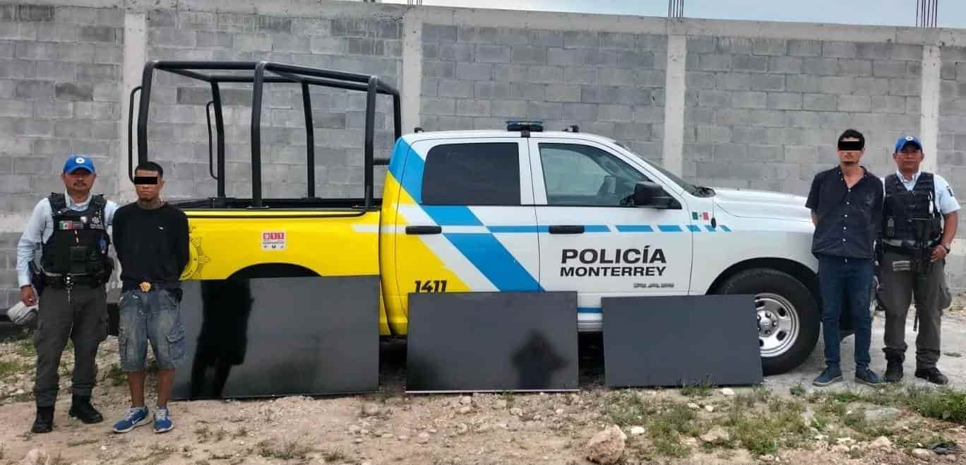En el momento en que llevaban en una carretilla tres televisiones de diversas pulgadas, presuntamente sustraídos de un departamento, dos hombres fueron detenidos por oficiales de la Policía de Monterrey, al norponiente de la ciudad.