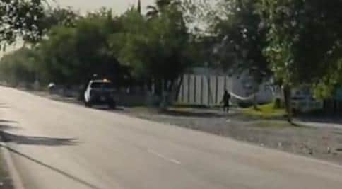 Luego de una persecución y balacera, dos presuntos ladrones motorizados y armados, fueron detenidos y uno de ellos resultó lesionado al derrapar la unidad en que viajaba, la madrugadade ayer en el municipio de Cadereyta Jiménez.
