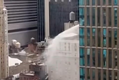 Captan en video cascada de agua en rascacielos de Manhattan Captan en video cascada de agua en rascacielos de Manhattan