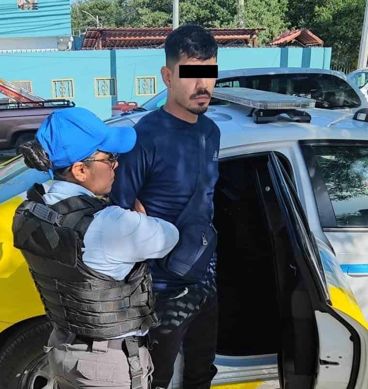 Un hombre que fue a dejar una solicitud de trabajo a una empresa, fue detenido por oficiales de la Policía de Monterrey, al llegar al sitio en una camioneta con reporte de robo y él tenía una orden de aprehensión por el mismo delito.
