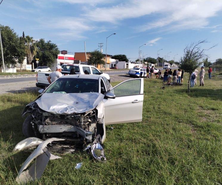 Deja choque frontal a motociclista con graves heridas