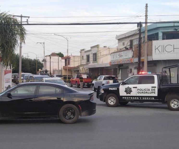 Asesinan a un hombre dentro de lote de autos