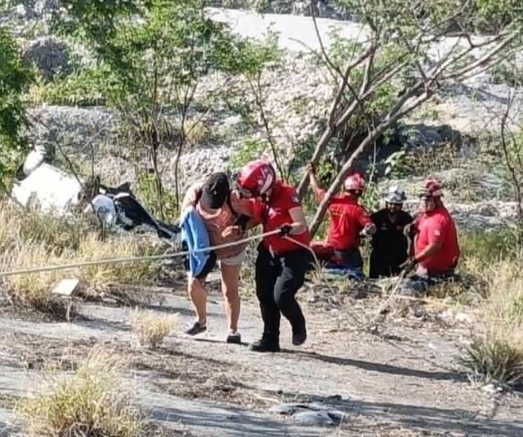 Cae auto con familia al lecho del Río Santa Catarina
