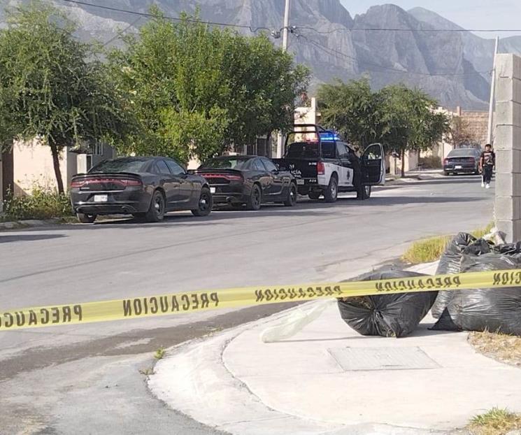 Mata a su esposa en García y escapa