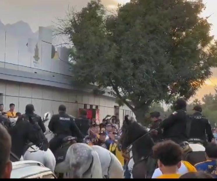 Pelea la LyL con policía