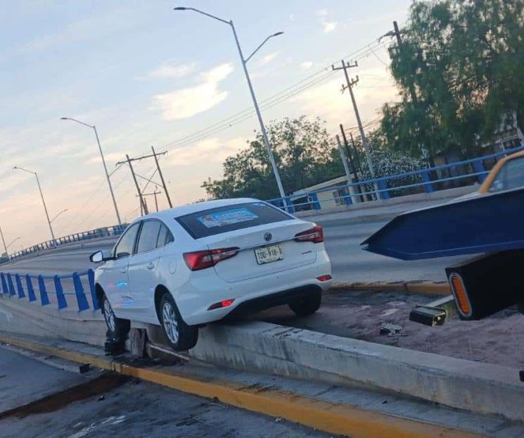 Impacta auto en paso a desnivel