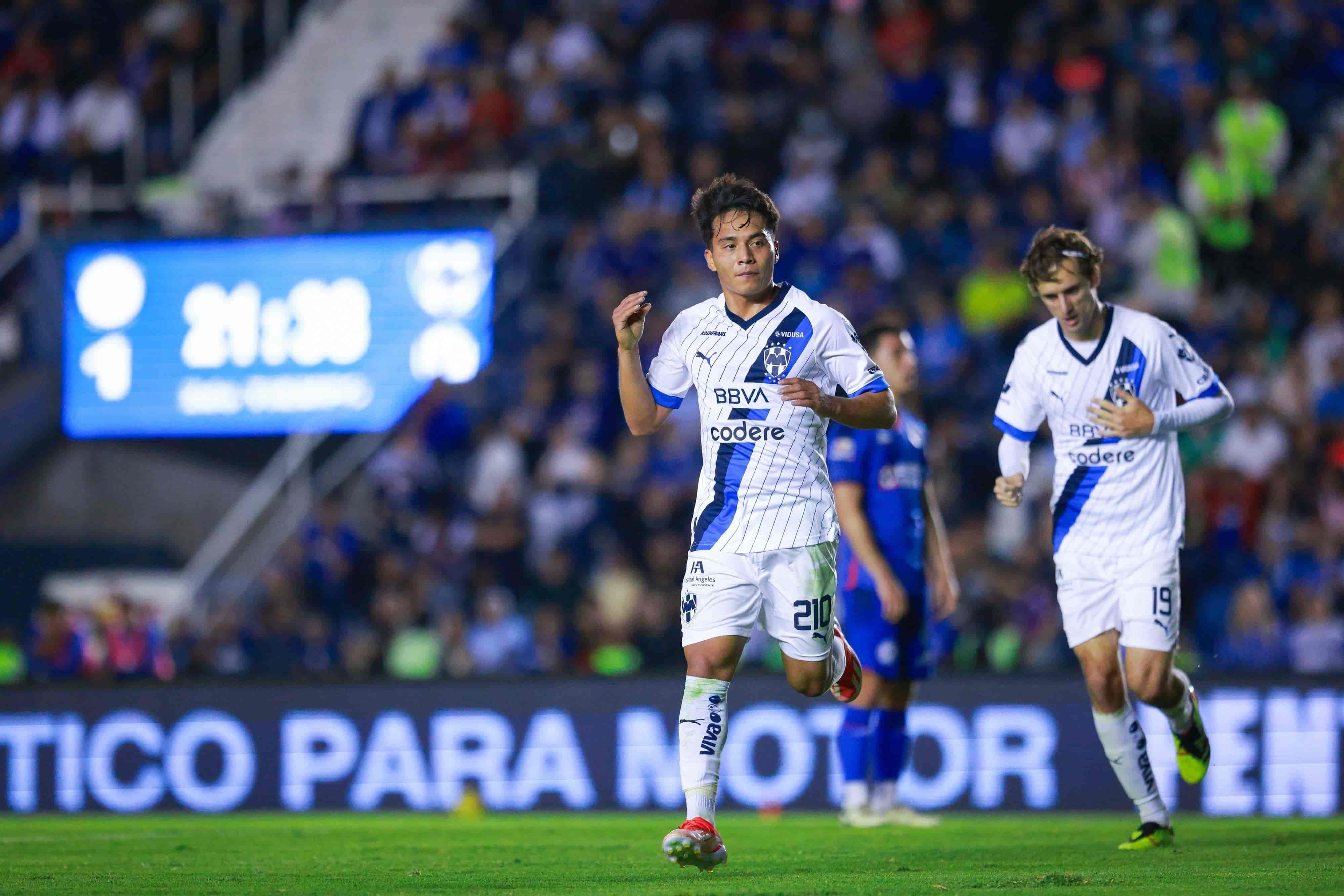 Víctor López anota.