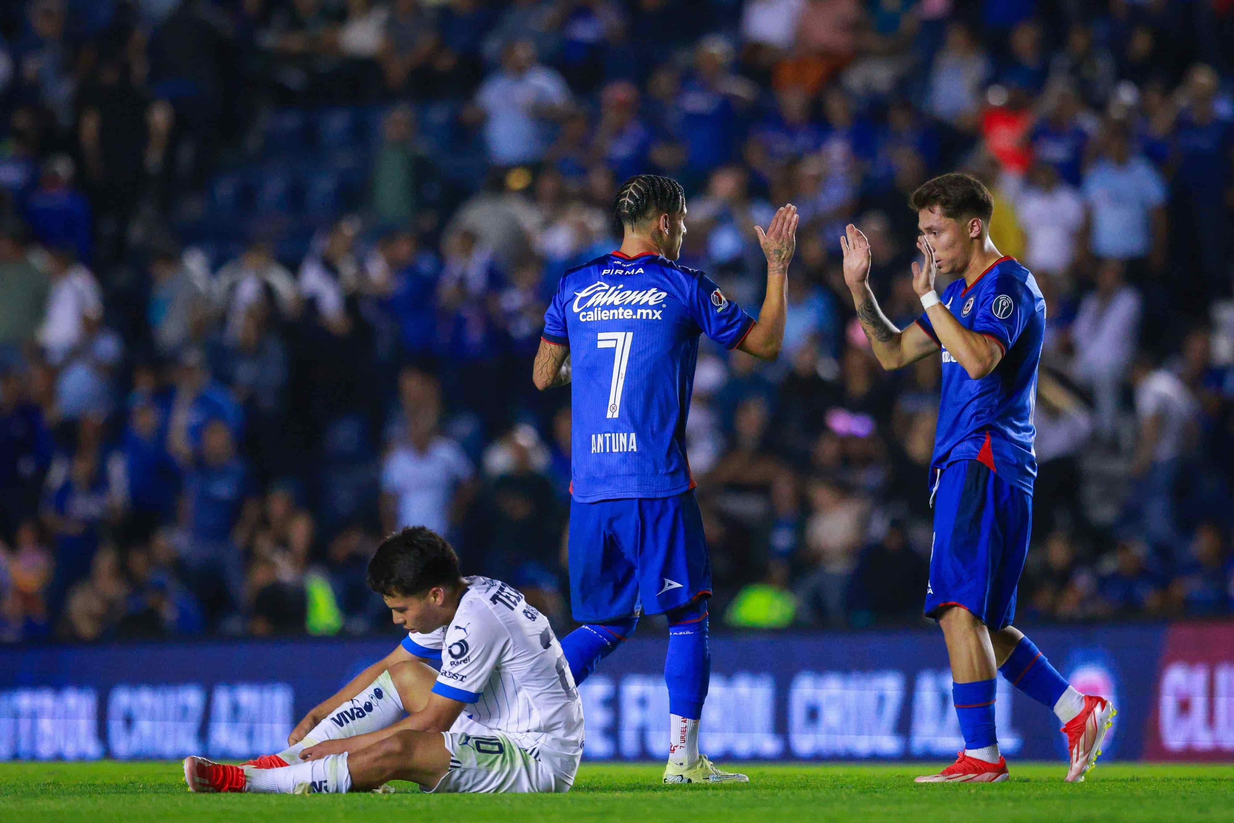 Uriel Antuna hace doblete.