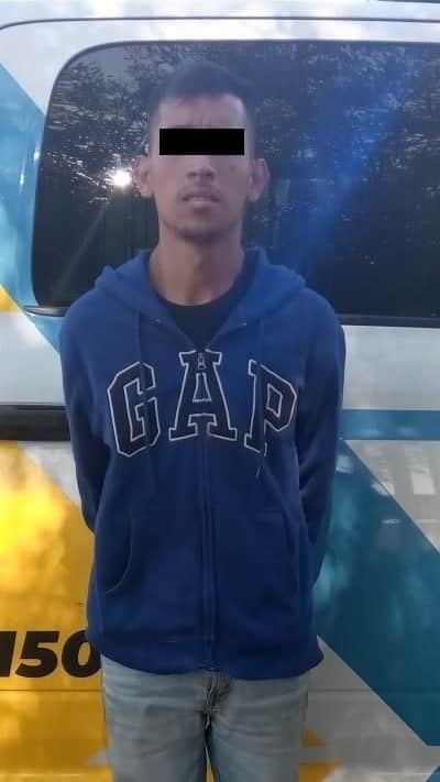 Tras una persecución del sur de la ciudad hasta San Nicolás, un joven fue detenido por oficiales del Grupo Motorizado de la Policía de Monterrey, al presuntamente encontrarle en su poder cuatro bolsas de plástico con una sustancia sólida similar a la droga tipo cristal, cuando viajaba a bordo de un auto.