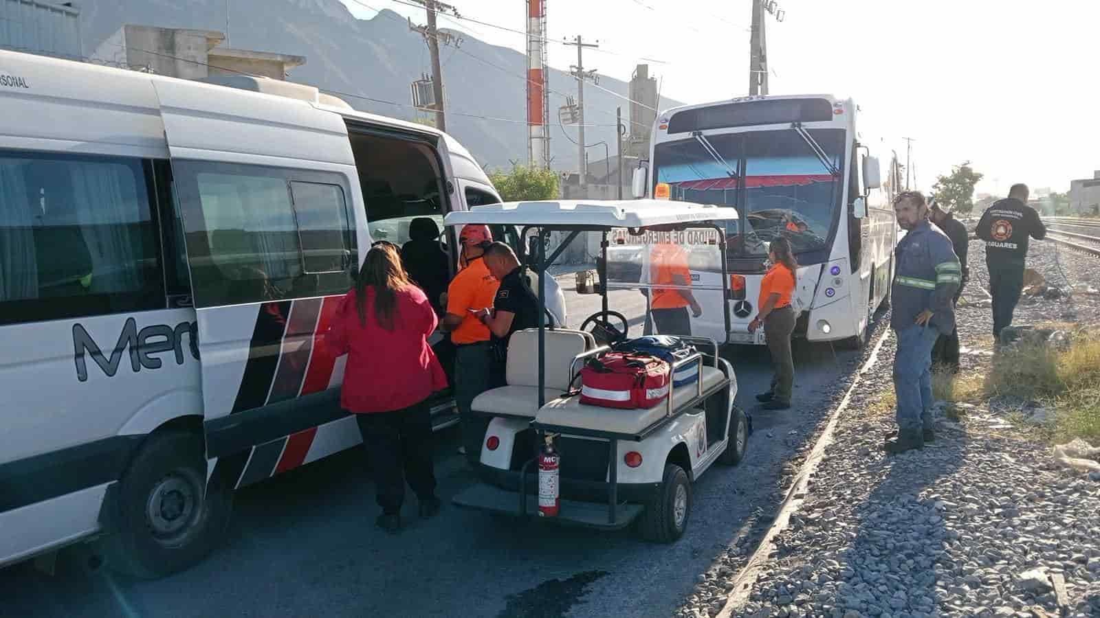 El estrellamiento de un transporte de personal contra las barras de protección de un poste, dejó a nueve personas lesionadas, ayer en la Carretera a Saltillo a la altura de la Colonia La Fama, en Santa Catarina, luego de una presunta dormitada por parte del conductor.