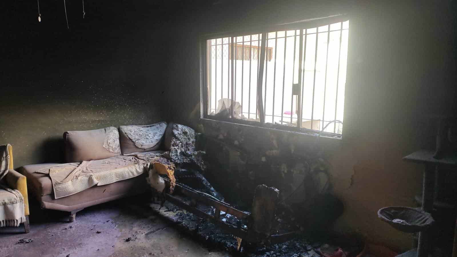 Diversos daños materiales, ocasionó un incendio registrado en un domicilio de la Colonia Lagos Del Bosque, sin que se reportaran lesionados y sofocado por el propio dueño de la vivienda.En el momento en que discutían en la vía pública, dos hombres fueron detenidos por oficiales de la Policía de Monterrey, tras encontrarles seis envoltorios de plástico con hierba verde similar a la mariguana, además son investigados por robo a un Oxxo Gas, la madrugada de ayer al oriente de la ciudad.