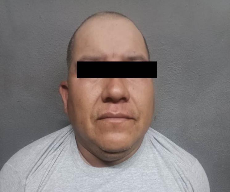 Golpea a su hijo y se atrinchera