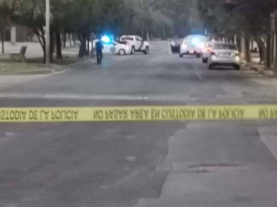 El cadáver de un hombre decapitado, semidesnudo y con un cartelón, fue encontrado la madrugada de ayer en la Avenida Munich entre Guerrero y Nogalar, municipio de San Nicolás.