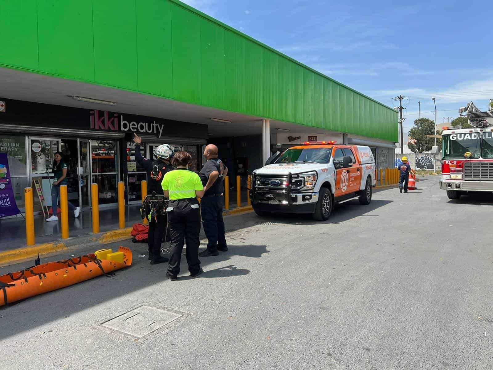 Un trabajador de un centro comercial del municipio de Guadalupe, terminó con lesiones graves, al desplomarse de una altura de dos metros, cuando daba mantenimiento al techo del negocio.