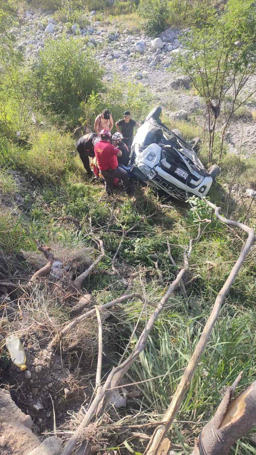 Una familia que se dirigía a un paseo, resultó lesionada al caer el auto donde viajaban al lecho del Río Santa Catarina, en el Bulevar Antonio L. Rodríguez a la altura de la Colonia Santa María, ayer en el municipio de Monterrey.