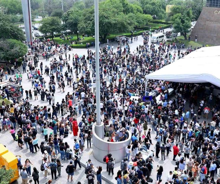 Emociona eclipse total de Sol en Explanada de Ciudad Universitaria