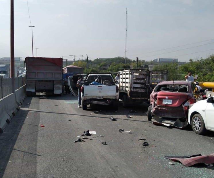 Deja caos vial carambola de 11 vehículos
