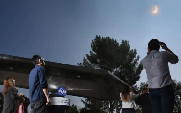 Aumentan en EU búsquedas relacionadas con dolor de ojos tras eclipse