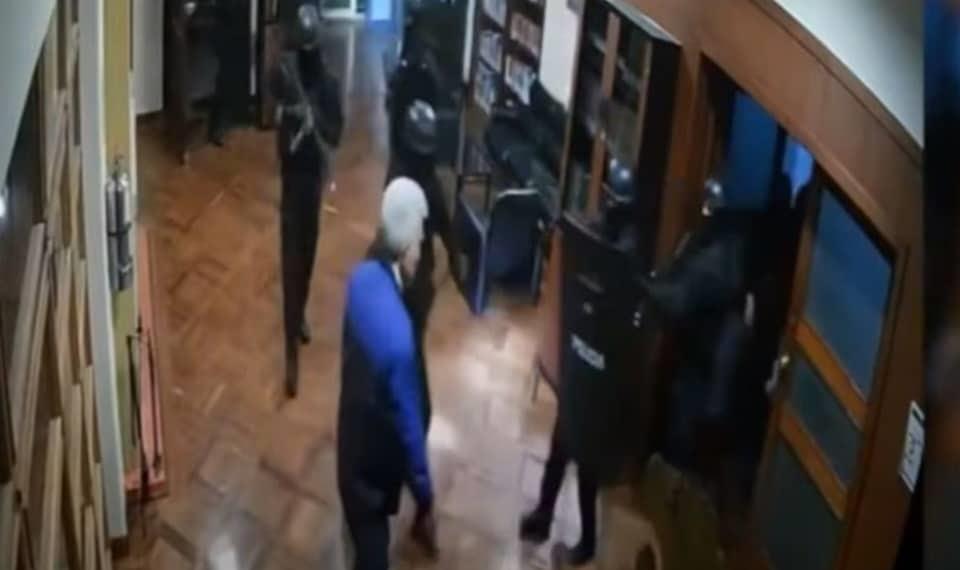 AMLO da a conocer video sobre asalto a embajada de México en Ecuador