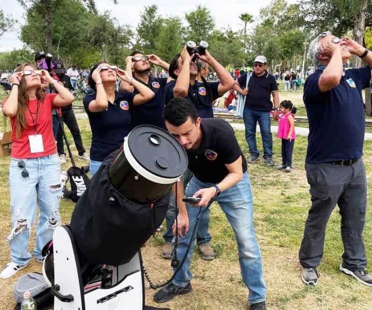 Observan millones el eclipse en México