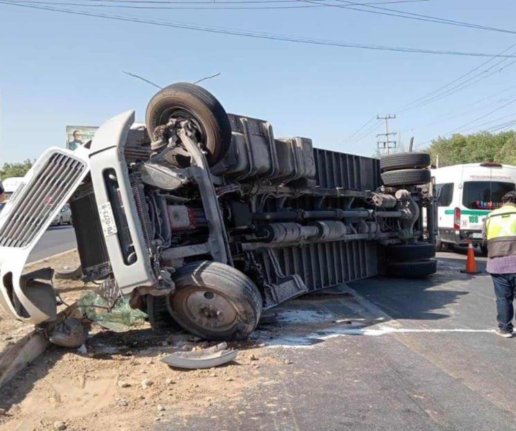 Deja volcadura de tráiler un herido en la Carretera a Laredo
