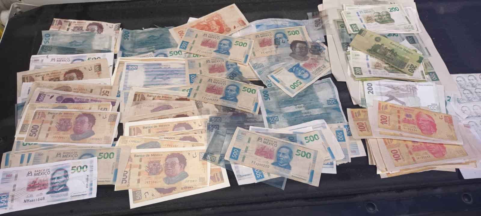 Tras pagar la carrera de un taxi con billetespresuntamente falsos y, al inspeccionarla, le encontraron más dinerosimilar, una mujer fue arrestada por la Policía de Monterrey en la Colonia Martínez.