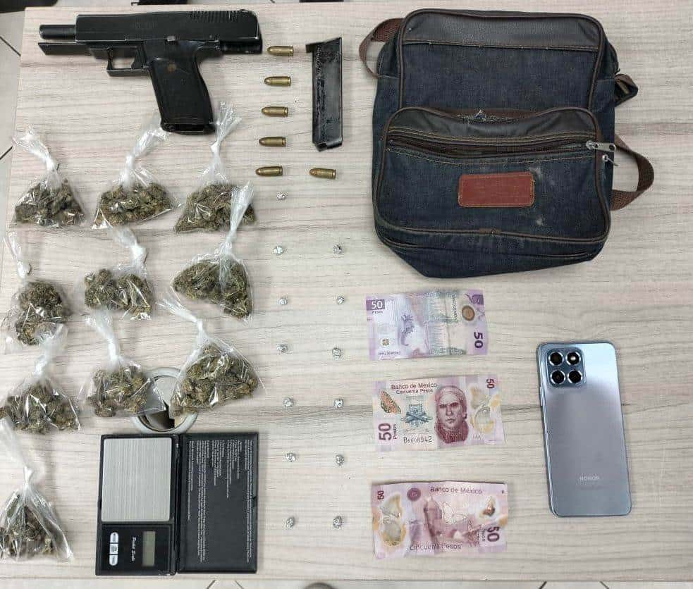 Dos hombres fueron arrestados por elementos de la Policía de Guadalupe tras encontrarles un arma de fuego y 34 envoltorios con hierba verde y seca con características de la mariguana y con un químico similar al cristal, en la Colonia Nuevo México.