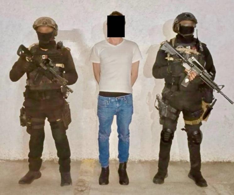 Detienen a hombre con arma de fuego y equipo táctico