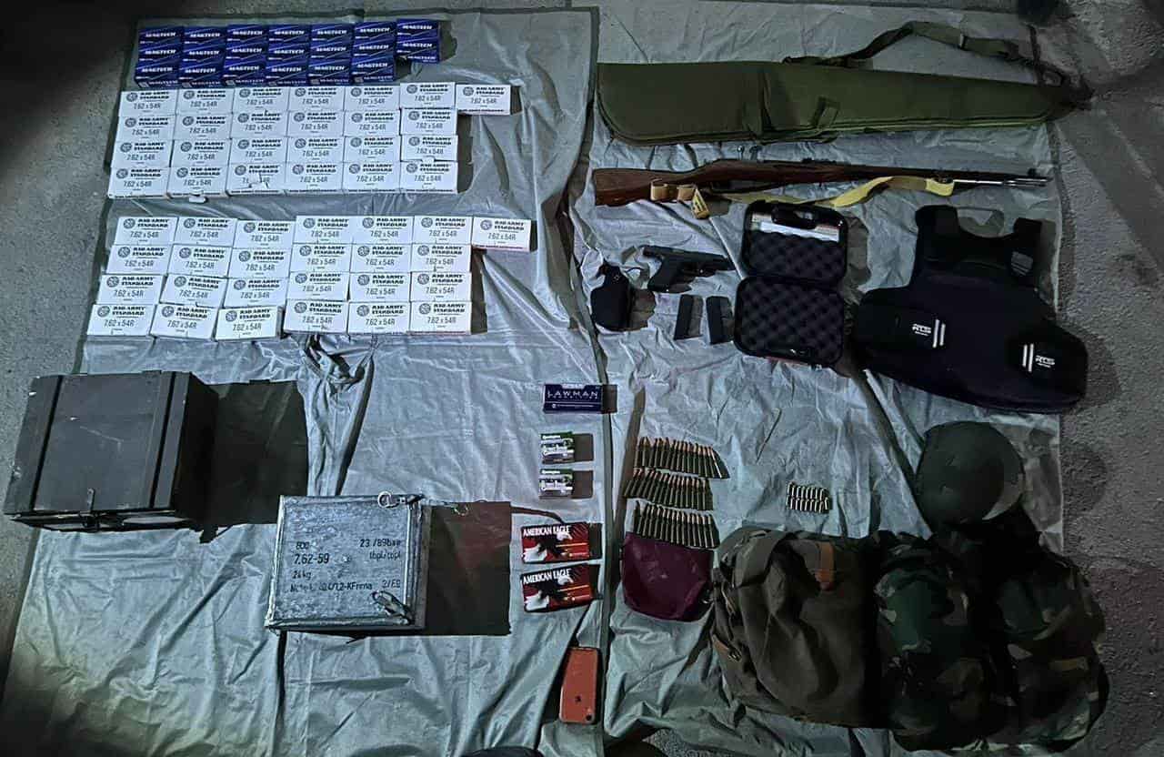 Con un armamento de fuego de su exclusivo del Ejército y equipo táctico, un estadounidense fue detenido por elementos de Fuerza Civil en el municipio de Salinas Victoria.