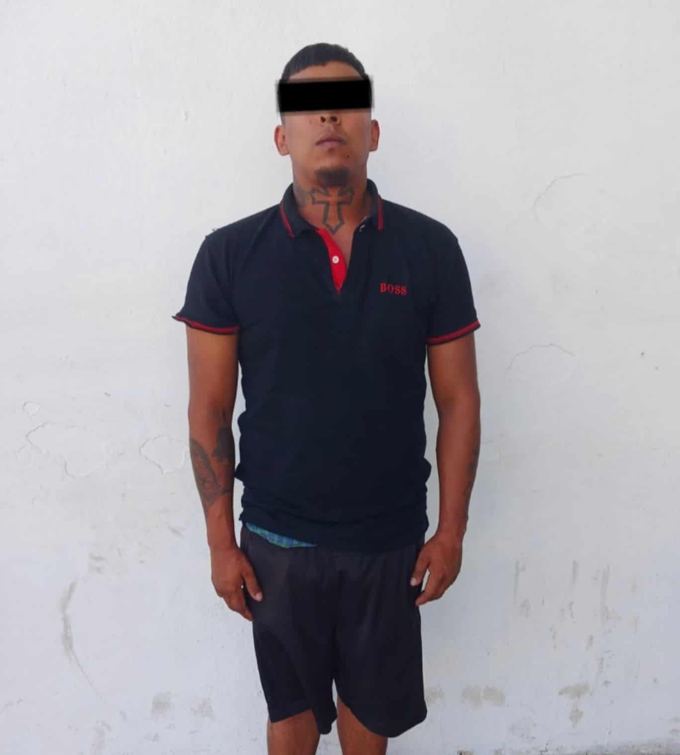 Dos jóvenes, uno de ellos buscado por cinco asaltos, fueron arrestados por elementos de Seguridad Pública de Guadalupe en la Colonia Valle Soleado, luego de que les encontraron droga y se presume que se dedican al narcomenudeo.
