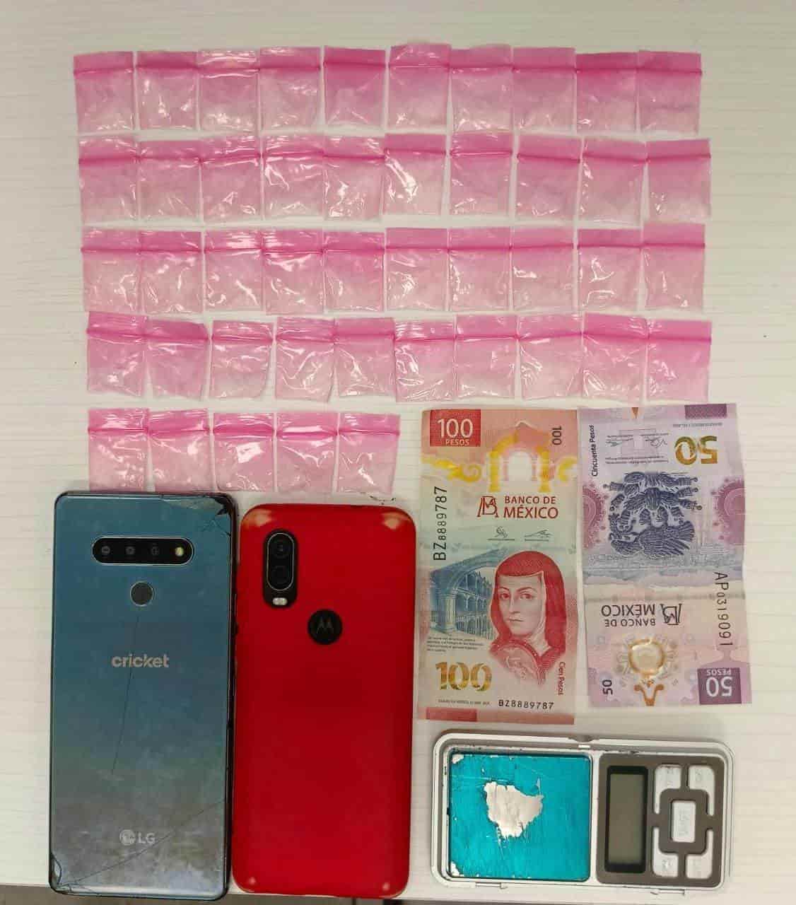 Un presunto narcomenudista fue arrestado por elementos de Fuerza Civil, en calles de la Colonia La Alianza, al norte de Monterrey, luego de que le encontraron 45 bolsitas con droga.