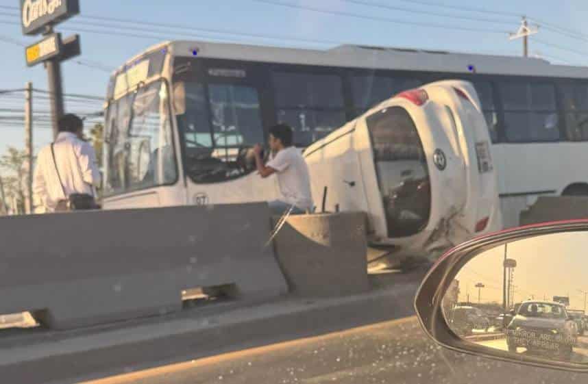 El choque volcadura de un transporte de personal y un vehículo particular, movilizó a las autoridades ayer, en la Avenida Miguel Alemán a unos metros del Bulevar Aeropuerto, en el municipio de Apodaca.