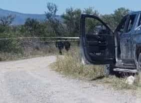 Unacamioneta con loscuerpos de tres personas ejecutadas, dos hombres y unamujer, fueencontradaayerporelementos de Fuerza Civil en el municipio de Sabinas Hidalgo, tras el reporte de detonaciones de arma  defuegoen el lugar.