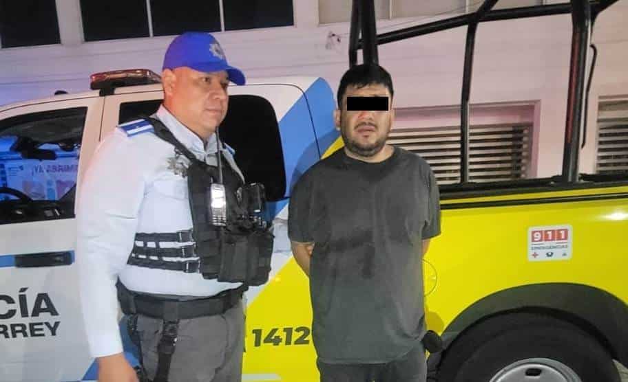 Luego de amenazar a su pareja con matarla, además de gritarle insultos mientras cenaban unos tacos, un hombre fue detenido por elementos de la Policía de Monterrey, la madrugada de ayer en la Colonia Cumbres Renacimiento.