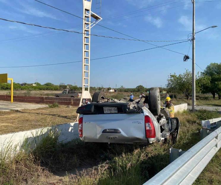 Vuelca camioneta en Hualahuises