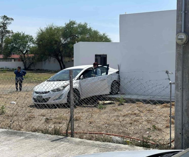 Impacta auto contra vivienda
