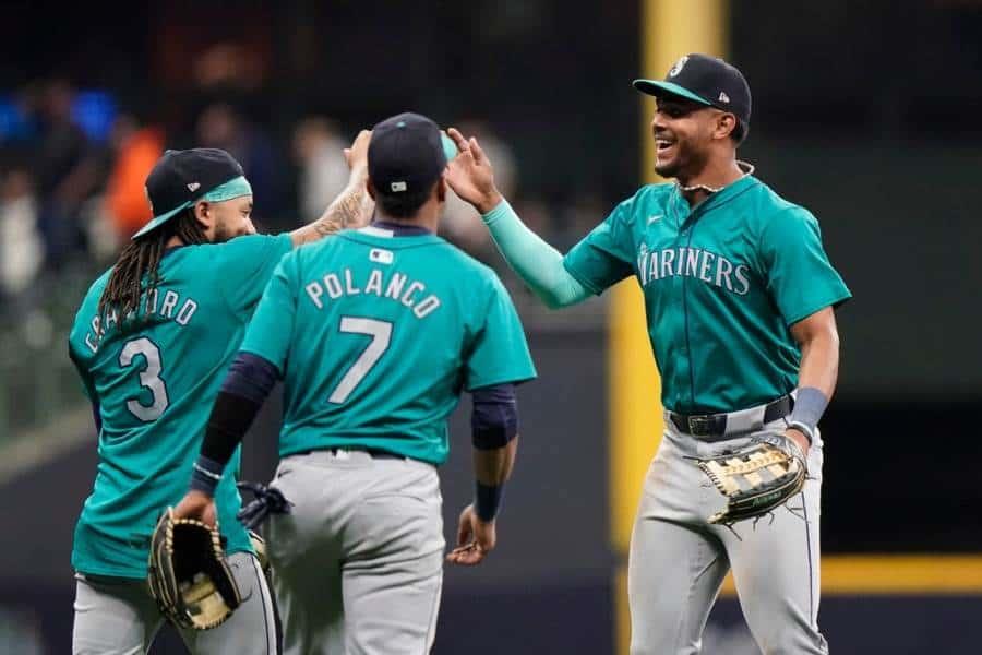 Brillan Urías y Muñoz en victoria de los Marineros Brillan Urías y Muñoz en victoria de los Marineros