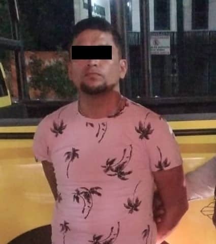 En el momento en que circulaba a bordo de una motocicleta sin placa, un hombre fue detenido por oficiales de la Policía de Monterrey, luego que presuntamente le encontraran ocho bolsitas transparentes que contenían una sustancia sólida similar a la droga cristal, además que es investigado por robos en varios municipios.
