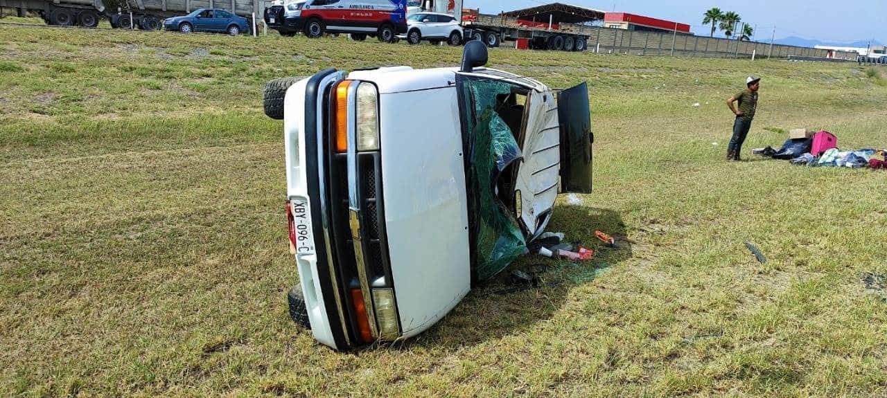 La volcadura de una camioneta en la que viajaba una familia, dejó a siete menores y tres adultos lesionados, ayer en la Autopista a Reynosa, a la altura del municipio de Cadereyta Jiménez.