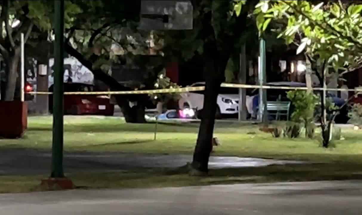 El conductor de una motocicleta fue ejecutado en calles de la Colonia Fresnos, municipio de Apodaca, tras ser alcanzado por hombres armados que le dispararon en al menos siete ocasiones.
