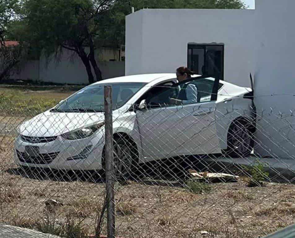 El susto de su vida se llevaron los integrantes de una familia radicada en el municipio de Linares, cuando una conductora perdió el control del volante y termino impactándose contra una vivienda en el municipio de Linares.