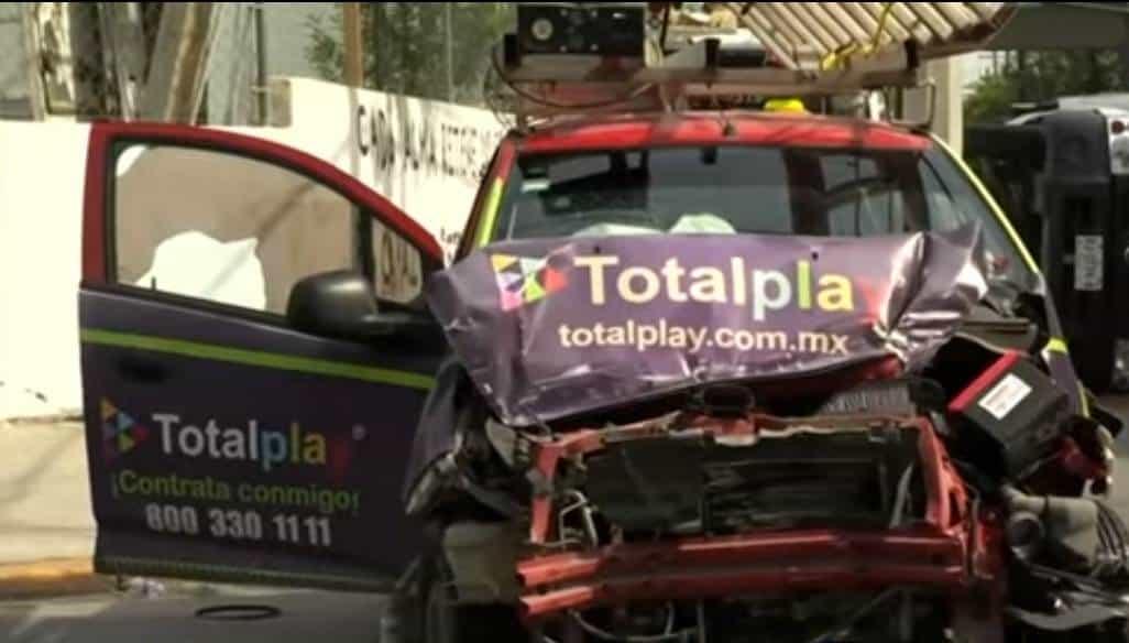 Falla en semáforo causa choque y volcadura, hay tres heridos