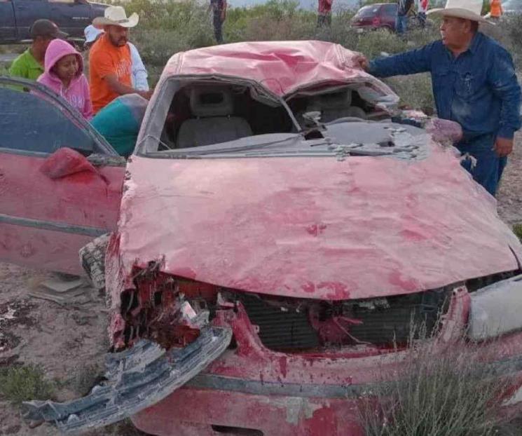 Vuelca conductor y muere en carretera de Galeana