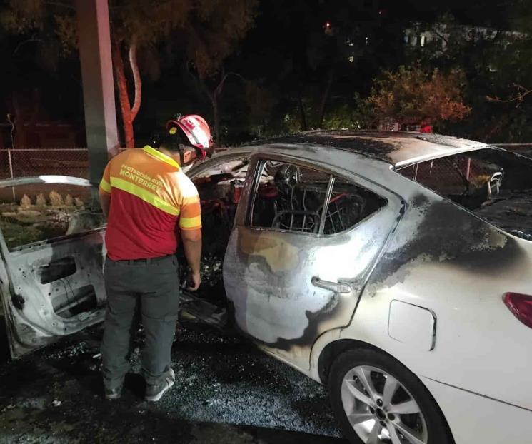 Arde auto tras estrellamiento Arde auto tras estrellamiento