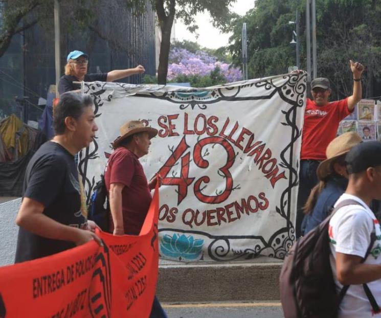 Llaman padres de los 43 a boicotear las campañas
