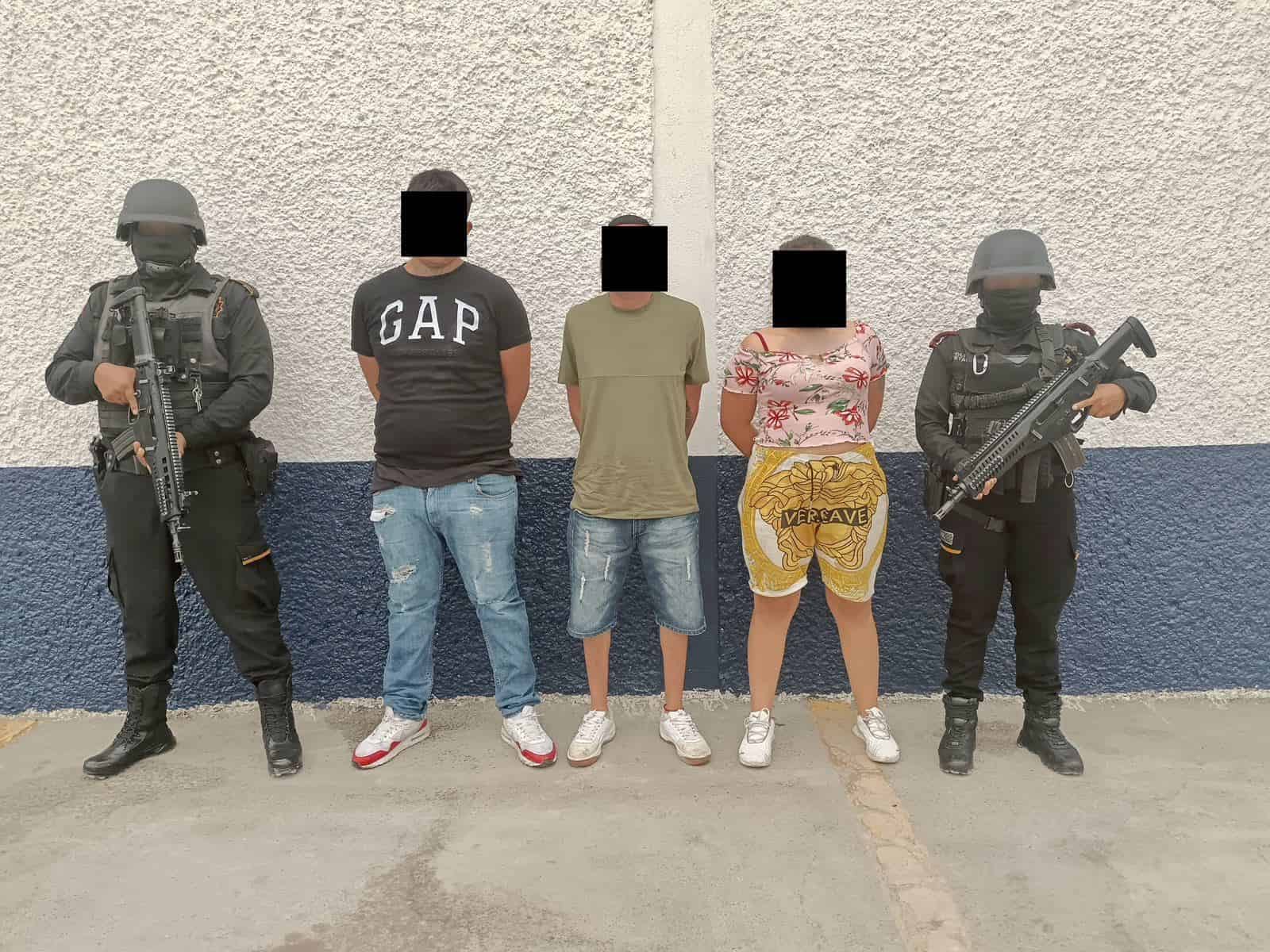 Elementos de Fuerza Civil detuvieron esta madrugada a dos hombres y una mujer, en posesión de un arma de fuego.