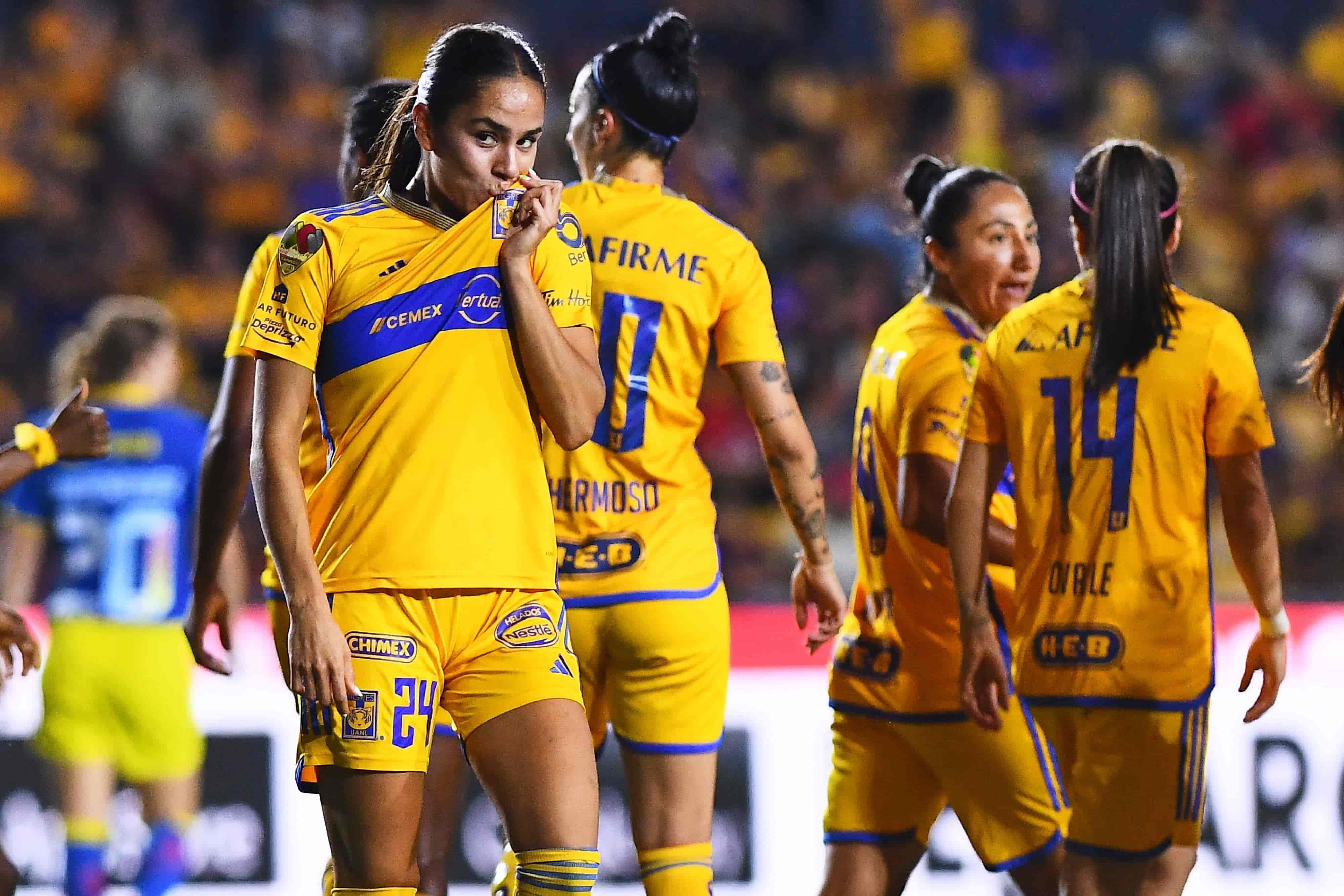 Maricarmen Reyes hace el 1-0.