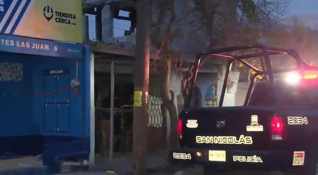 Dos hombres fueron ejecutados en la sala de un domicilio de la Colonia Carmen Romano, la madrugada de ayer en el municipio de San Nicolás, donde otra persona resultó lesionada.