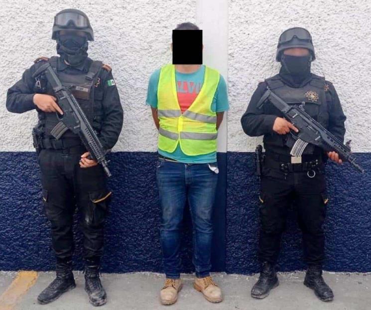 Cae motociclista con arma de fuego