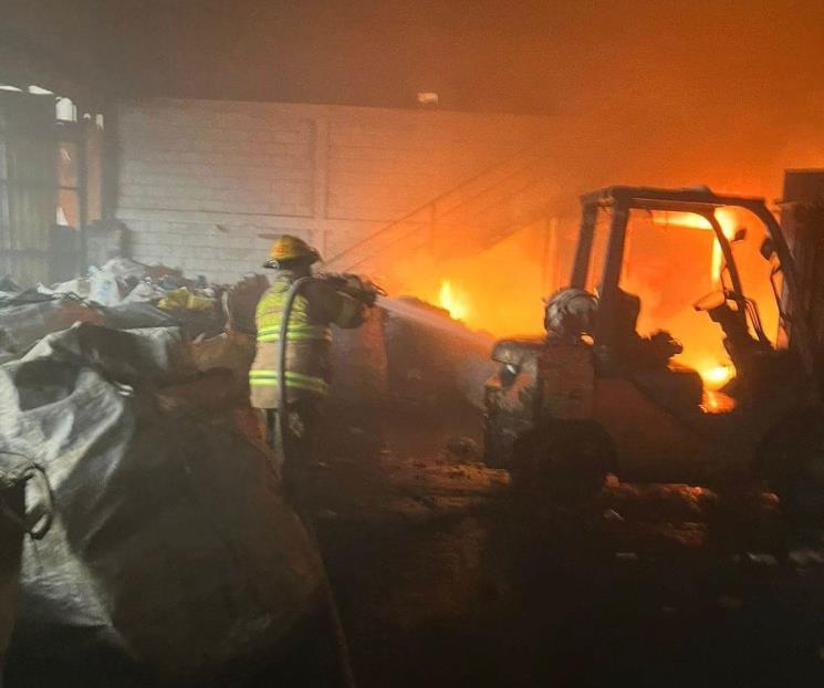 Arde empresa recicladora en Linares